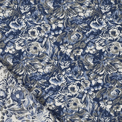 Image avec la tapisserie Iris bleus – disponible en ligne chez Šarlotes audumi