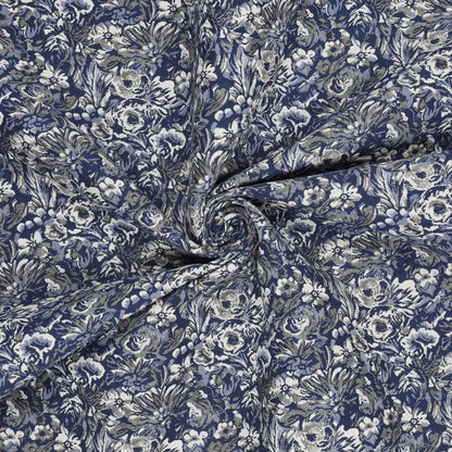 Image avec la tapisserie Iris bleus – disponible en ligne chez Šarlotes audumi