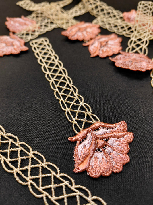 Image avec écusson/couture 12 x 4 cm – disponible chez Šarlotes audumi