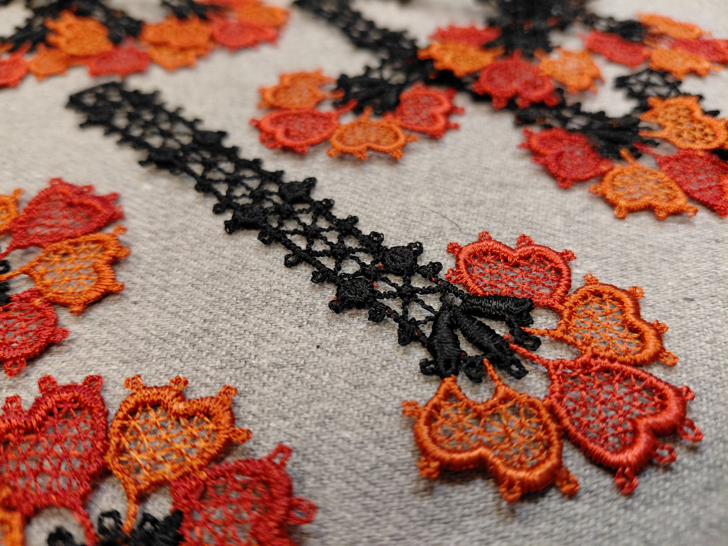 Image avec patch/couture 12 x 4 cm – disponible chez Šarlotes audumi