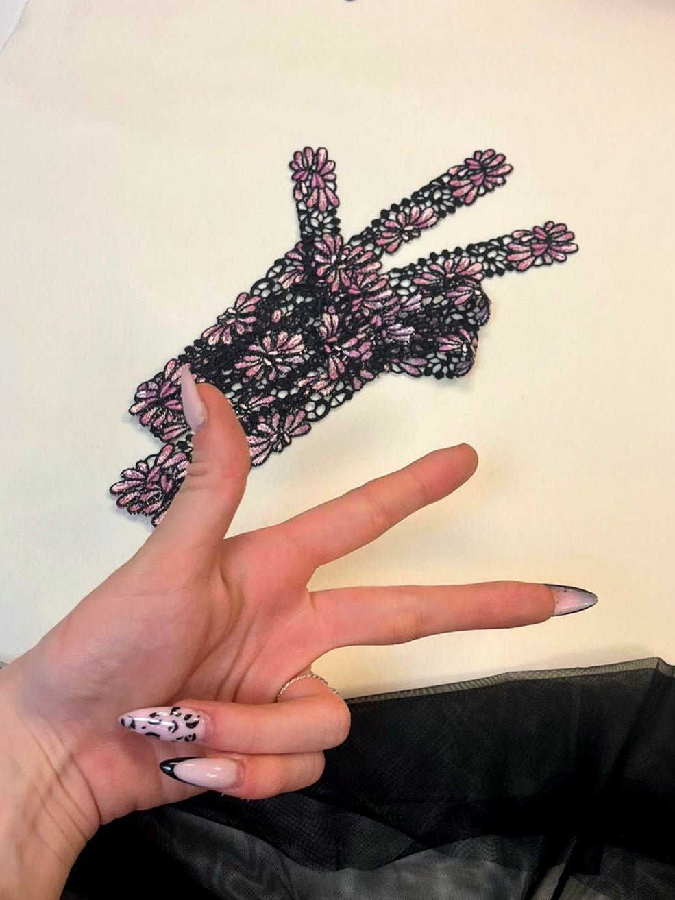 Image avec écusson/broderie 12,5 x 2,2 cm – disponible chez Šarlotes audumi