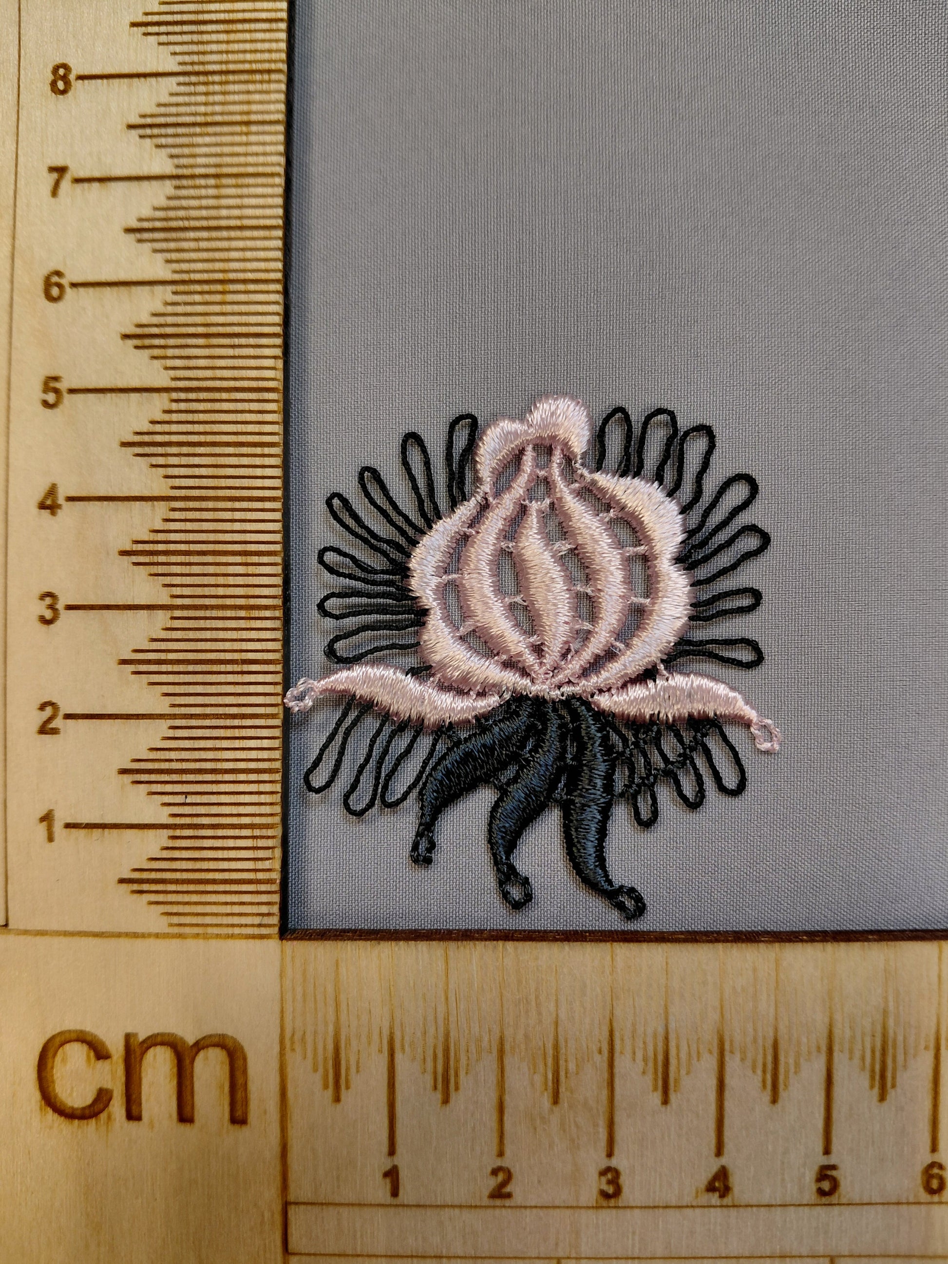Image d’un écusson/patch à coudre 5 x 5 cm – disponible chez Šarlotes audumi