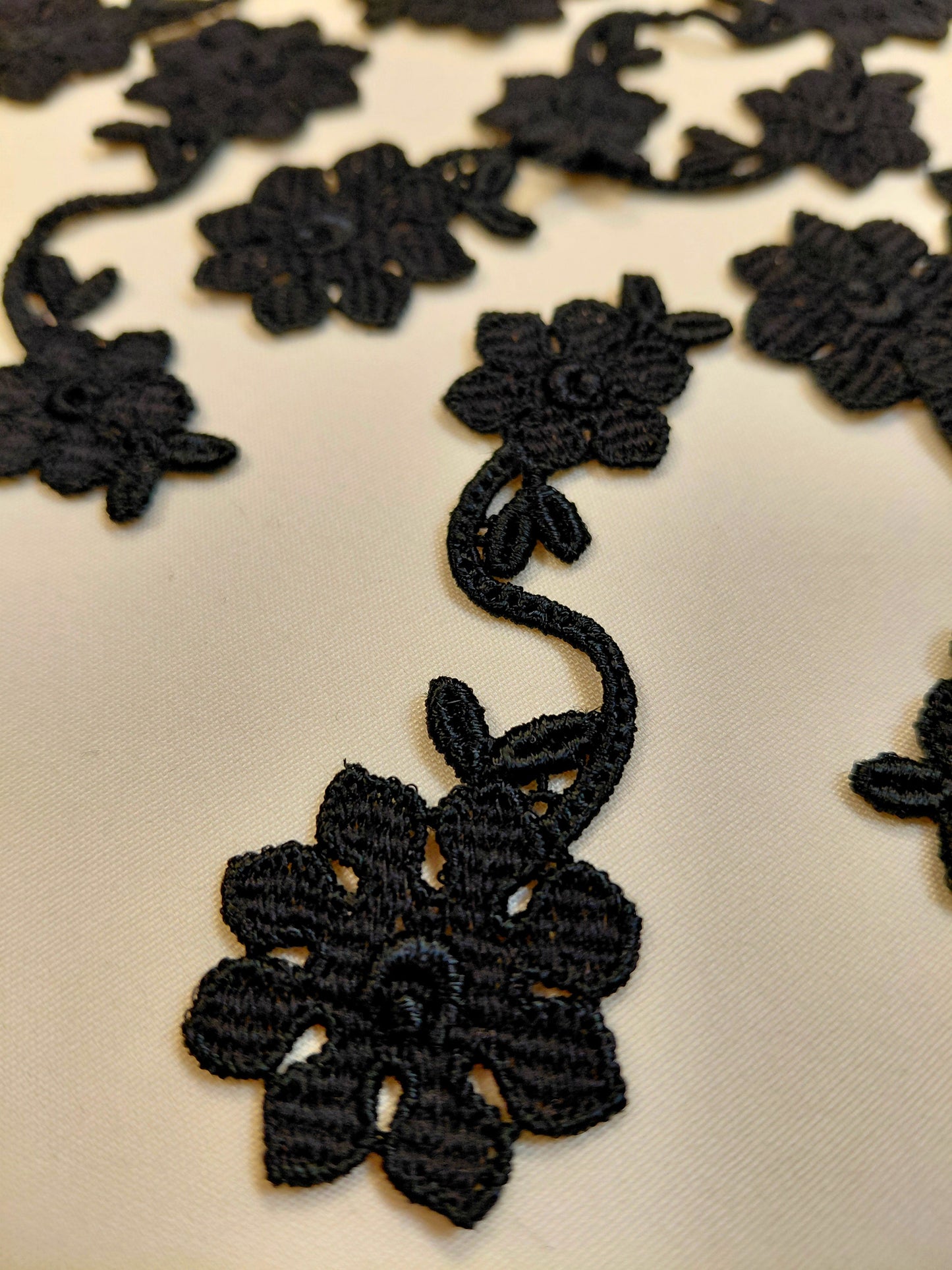 Image avec patch/broderie 8,5 x 3 cm – disponible chez Šarlotes audumi