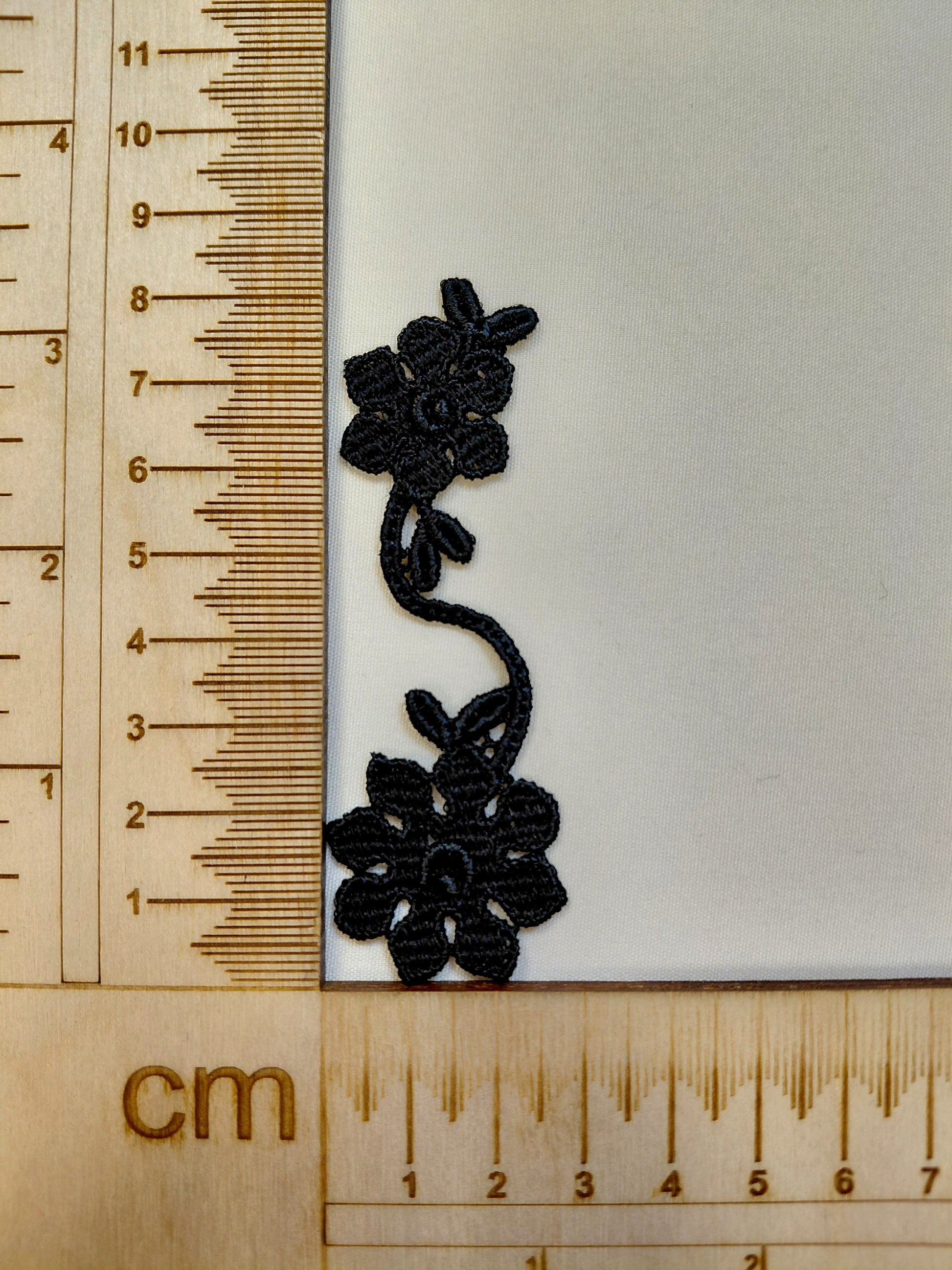 Image avec écusson/broderie 8,5 x 3 cm – disponible chez Šarlotes audumi