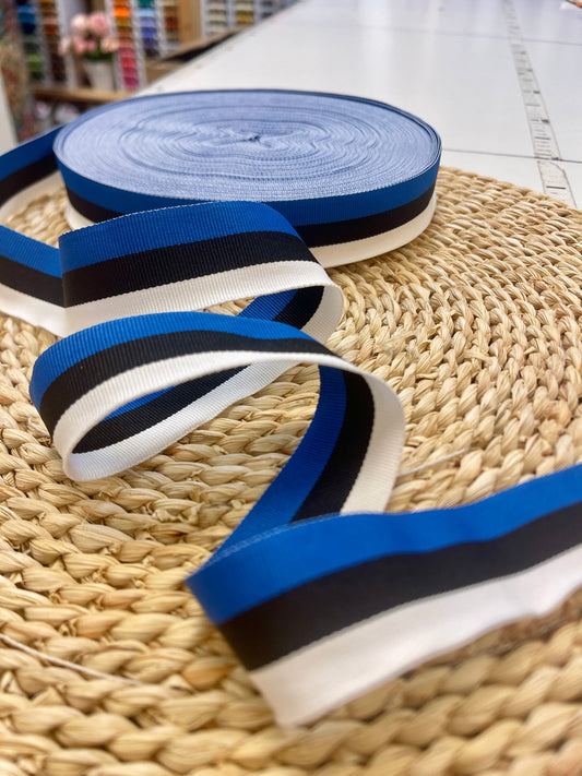 alt="Image avec ruban aux couleurs du drapeau estonien, 3 cm de large – disponible en ligne chez Šarlotes audumi"