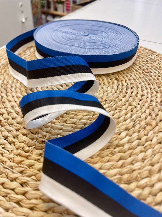 alt="Image avec ruban aux couleurs du drapeau estonien, 3 cm de large – disponible en ligne chez Šarlotes audumi"