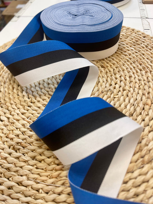 Image avec ruban aux couleurs du drapeau estonien, 5 cm de large – disponible en ligne chez Šarlotes audumi