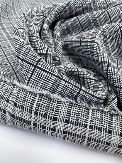 Image d’un tissu italien en coton 100 % gris à carreaux, d’épaisseur moyenne, pour vêtements, 195 g/m² – disponible chez Šarlotes audumi