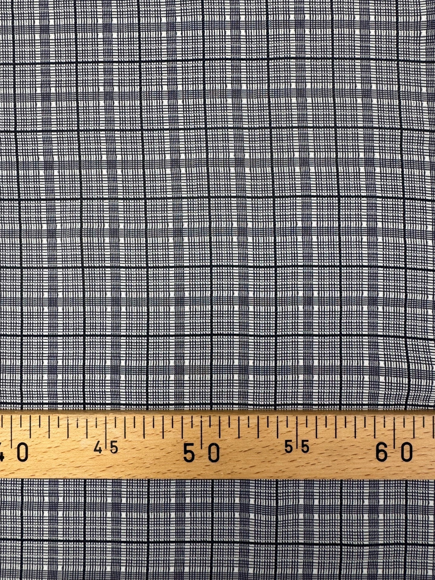 Image d'un tissu italien 100 % coton gris à motif à carreaux, d'épaisseur moyenne pour vêtements, 195 g/m² – disponible chez Charlotte Tissus
