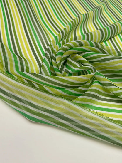 Image de tissu crêpe italien 100 % soie à rayures vertes – disponible en ligne chez Charlotte Fabrics