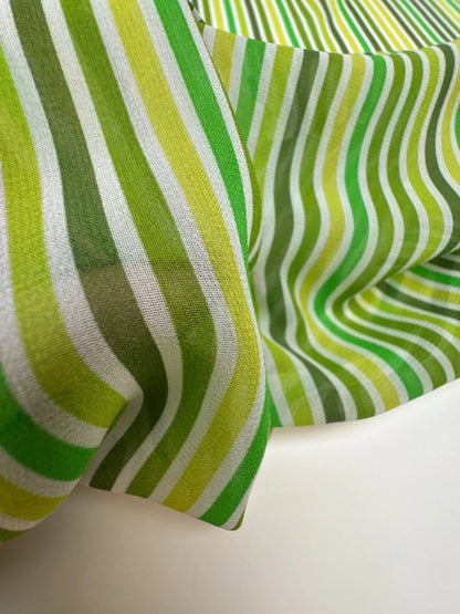 Image de tissu crêpe 100 % soie italienne - rayures vertes, disponible en ligne chez Šarlotes audumi