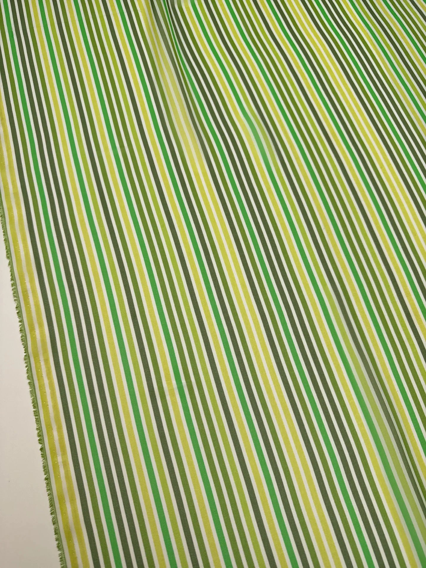 Image du tissu crêpe 100 % soie italien à rayures vertes – disponible en ligne chez Tissus Charlotte