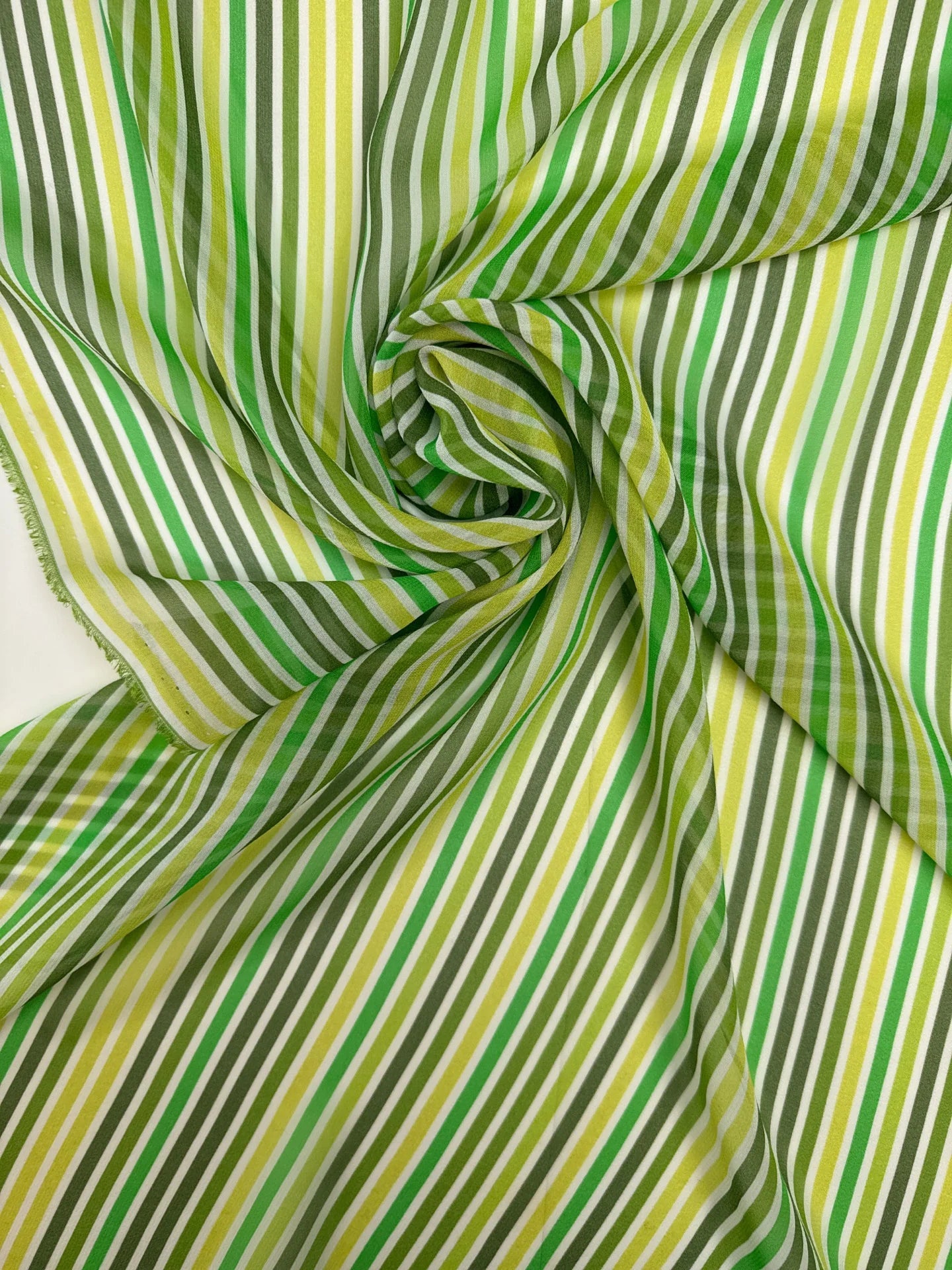 Image du tissu crêpe 100 % soie d'Italie à rayures vertes, disponible en ligne chez Šarlotes audumi