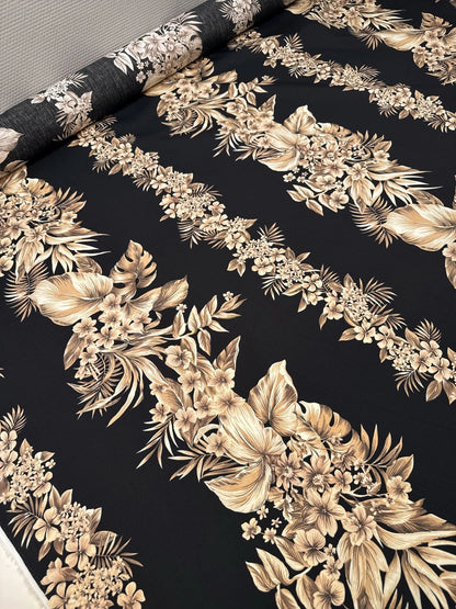 Image d’un tissu en coton italien avec motif floral tropical sur fond noir – disponible en ligne chez Šarlotes audumi