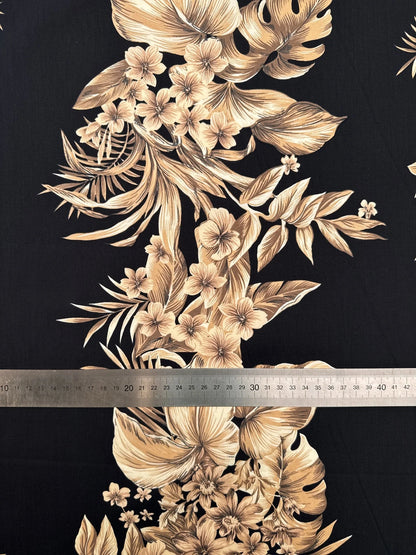 Image de tissu en coton italien à motif floral tropical sur fond noir – disponible en ligne Šarlotes audumi