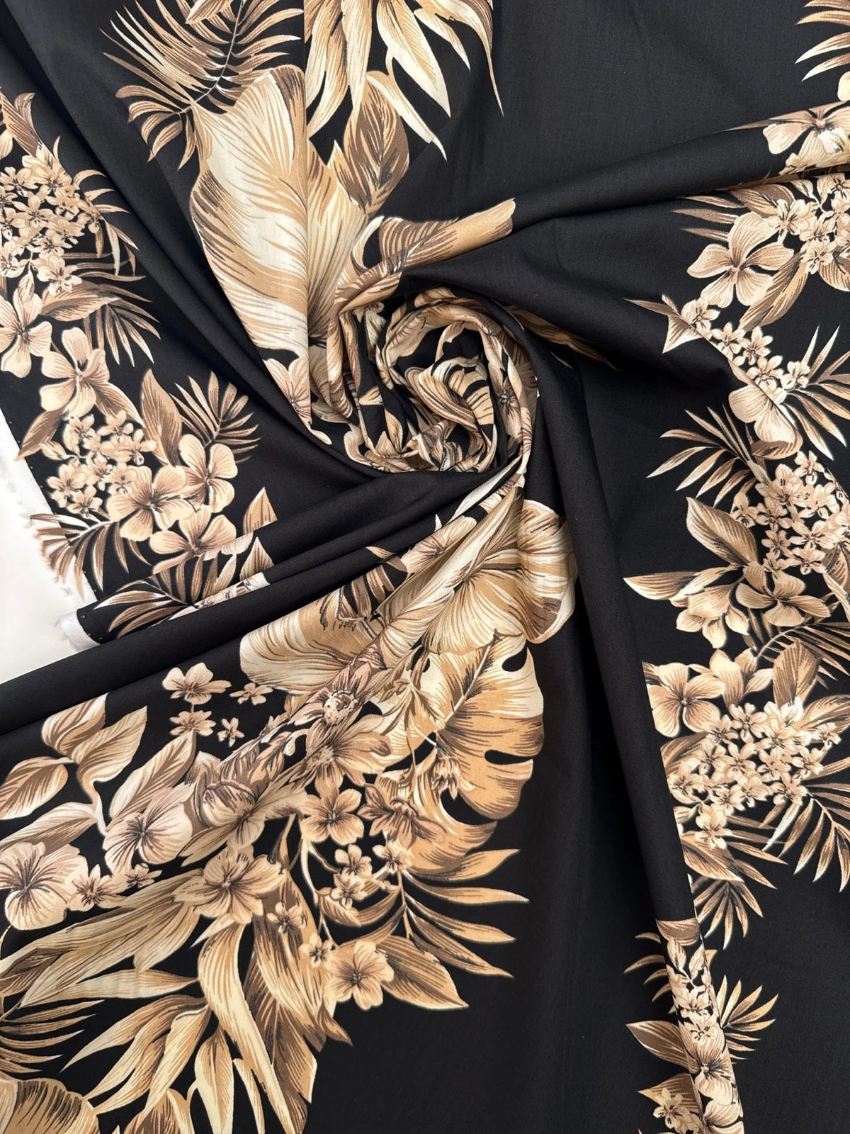 Image de tissu en coton italien avec motif floral tropical sur fond noir – disponible en ligne chez Šarlotes audumi