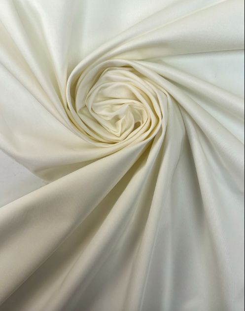 Tissu italien en coton et élasthanne, blanc beurre, 150 g/m2 – disponible chez Šarlotes audumi