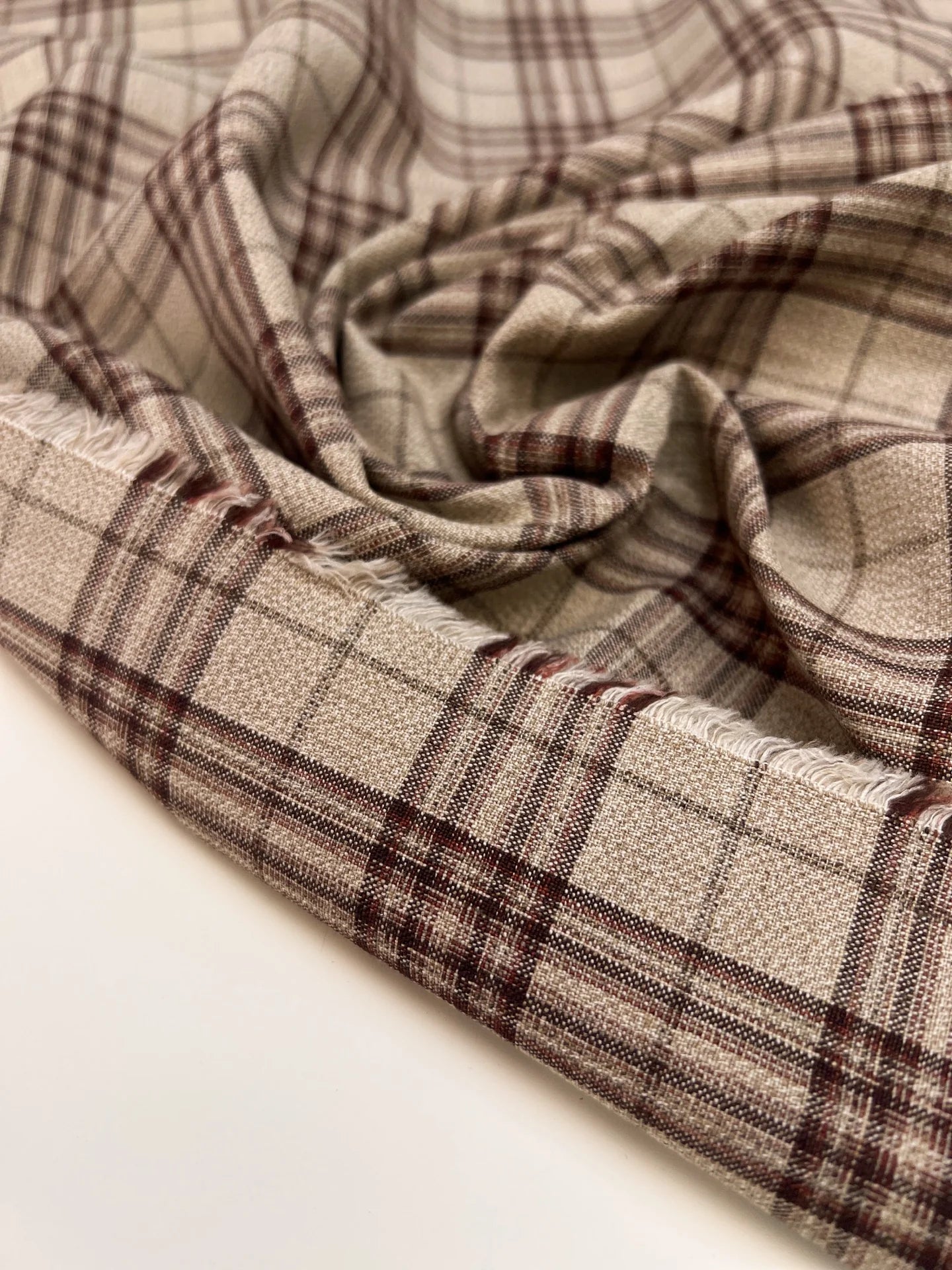 Image d’un tissu italien en coton et lin à carreaux, dans des tons beiges – disponible en ligne chez Tissus Charlotte