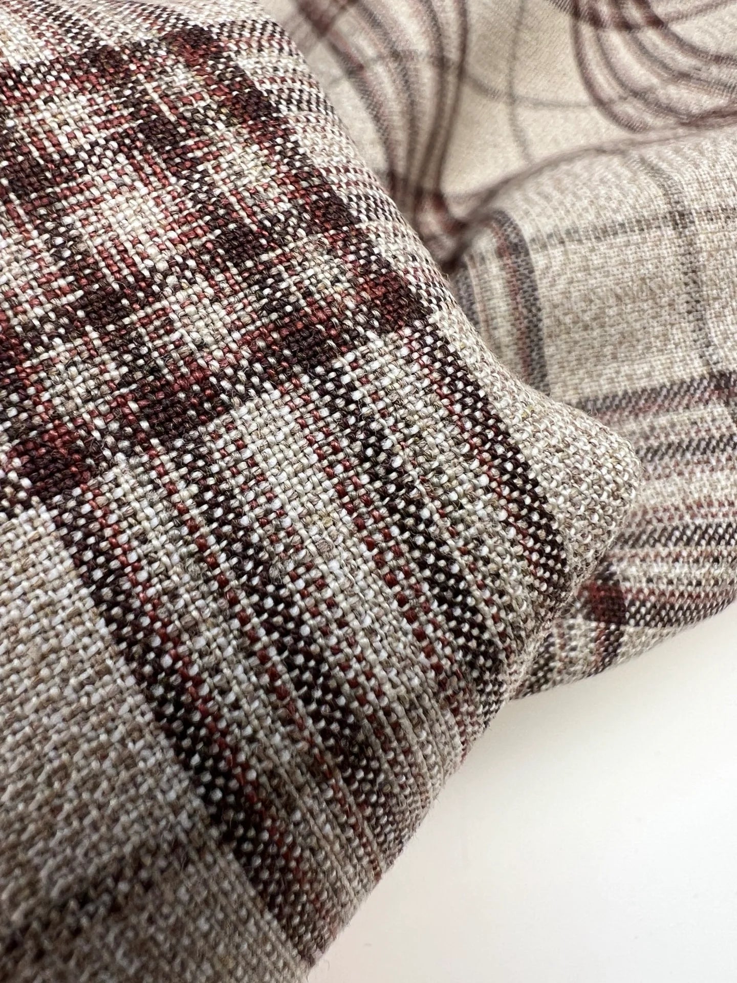 Image d’un tissu italien en coton et lin à motif à carreaux dans des tons beige – disponible en ligne chez Šarlotes audumi
