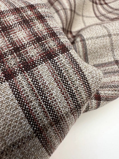 Image d’un tissu italien en coton et lin à motif à carreaux dans des tons beige – disponible en ligne chez Šarlotes audumi