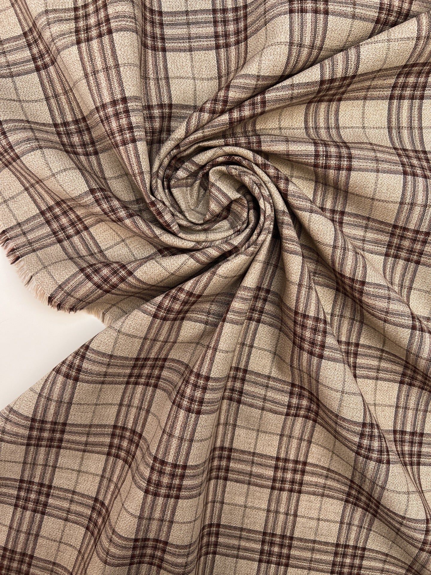 Image du tissu italien en coton et lin à carreaux, dans des tons beige – disponible en ligne chez les tissus de Charlotte