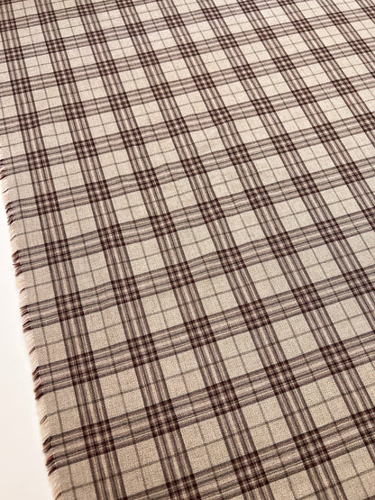 Image d’un tissu italien en coton et lin à carreaux, dans des tons beige – disponible en ligne chez Tissus Charlotte