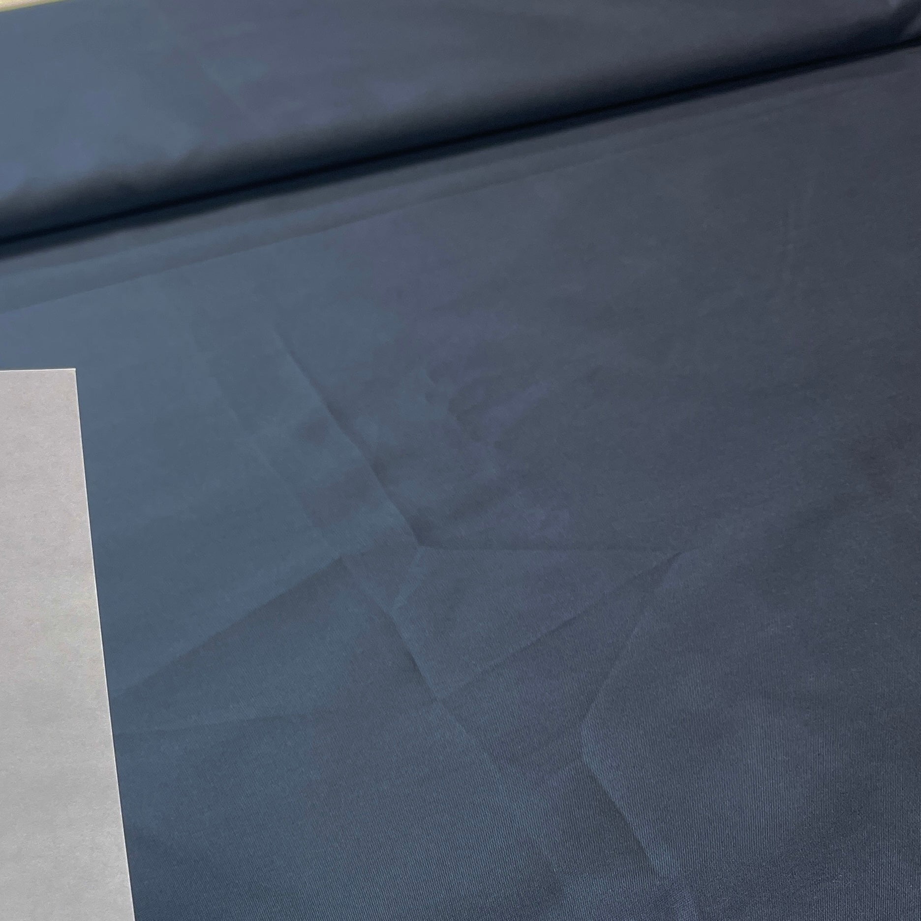 Image du tissu italien en polyamide et soie – gris | 53 % soie, 47 % polyamide | 100 g/m² | 140 cm – disponible chez Šarlotes audumi