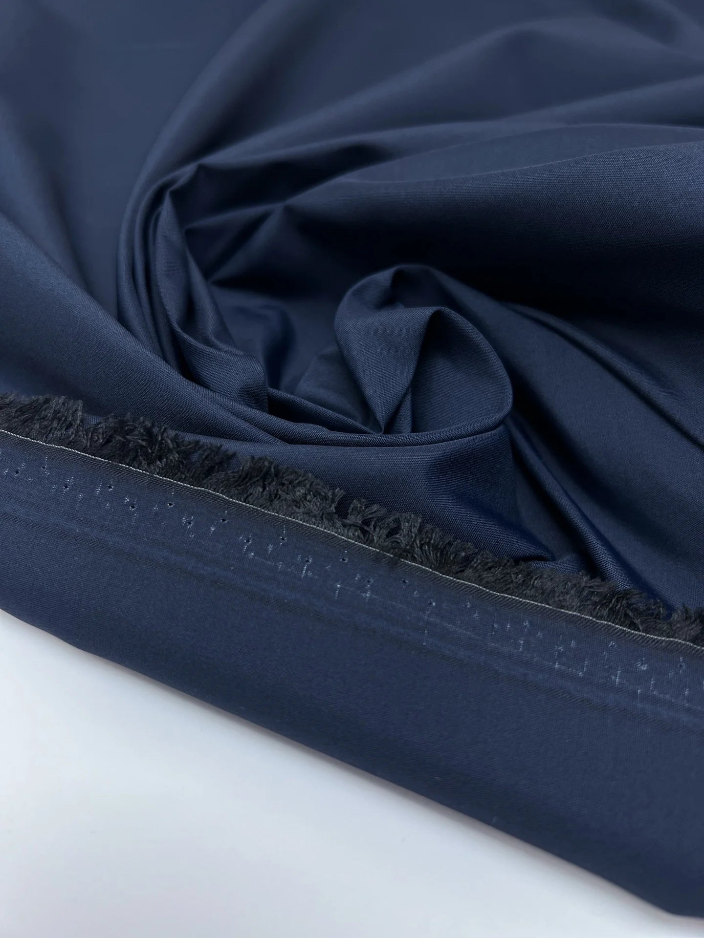 Image de tissu italien en polyamide et soie – bleu | 53 % soie, 47 % polyamide | 100 g/m² | 140 cm – disponible chez Šarlotes audumi