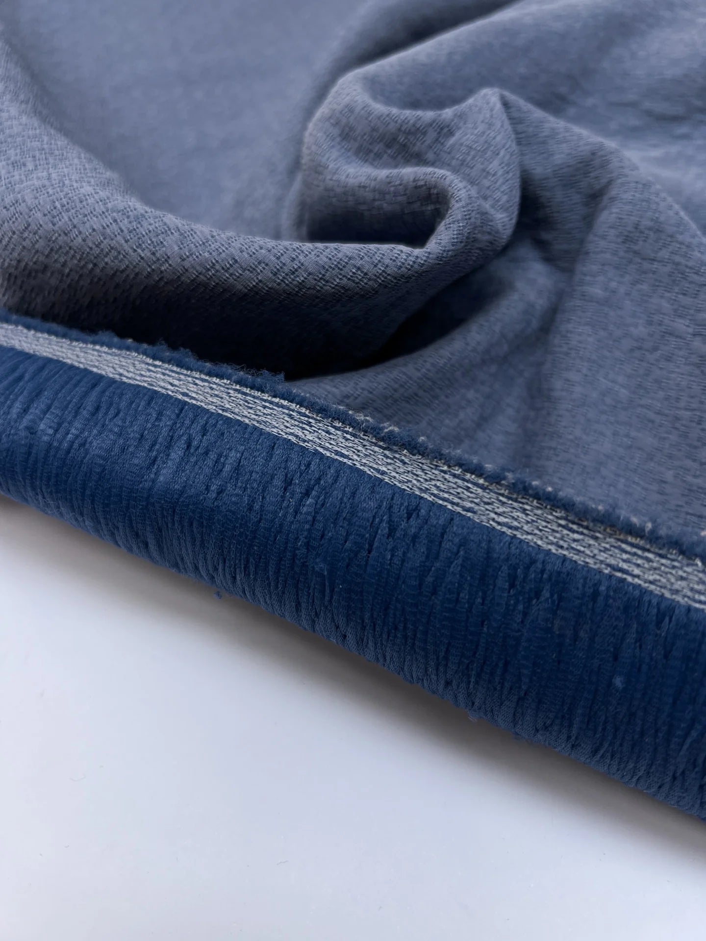 Tissu en double tissage de polyamide et soie italien – bleu | 83 % polyamide, 17 % soie | 230 g/m² | 140 cm – disponible chez Šarlotes audumi