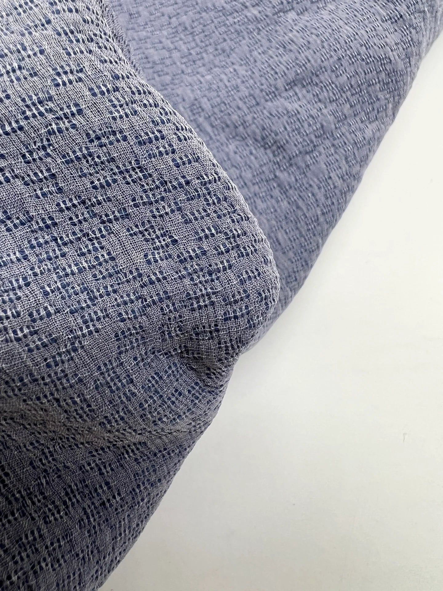 Tissu italien à double armure en polyamide et soie – bleu | 83% polyamide, 17% soie | 230 g/m² | 140 cm – disponible chez Šarlotes audumi