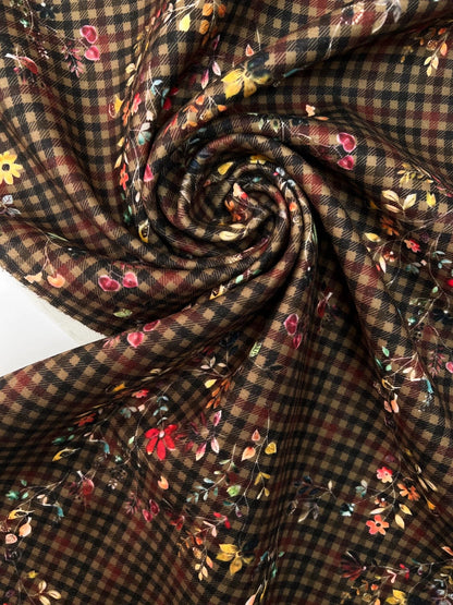 Image of Italian tweed coat fabric – check pattern with flowers | 50% polyamide, 50% polyester | 480 g/m² | 148 cm – available at Šarlotes audumi