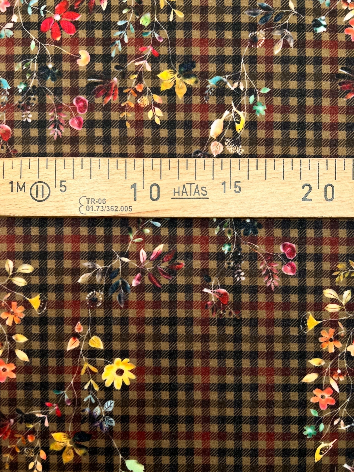 alt
Image of Italian tweed fabric for coats – checks with flowers | 50% polyamide, 50% polyester | 480 g/m² | 148 cm – available at Šarlotes audumi