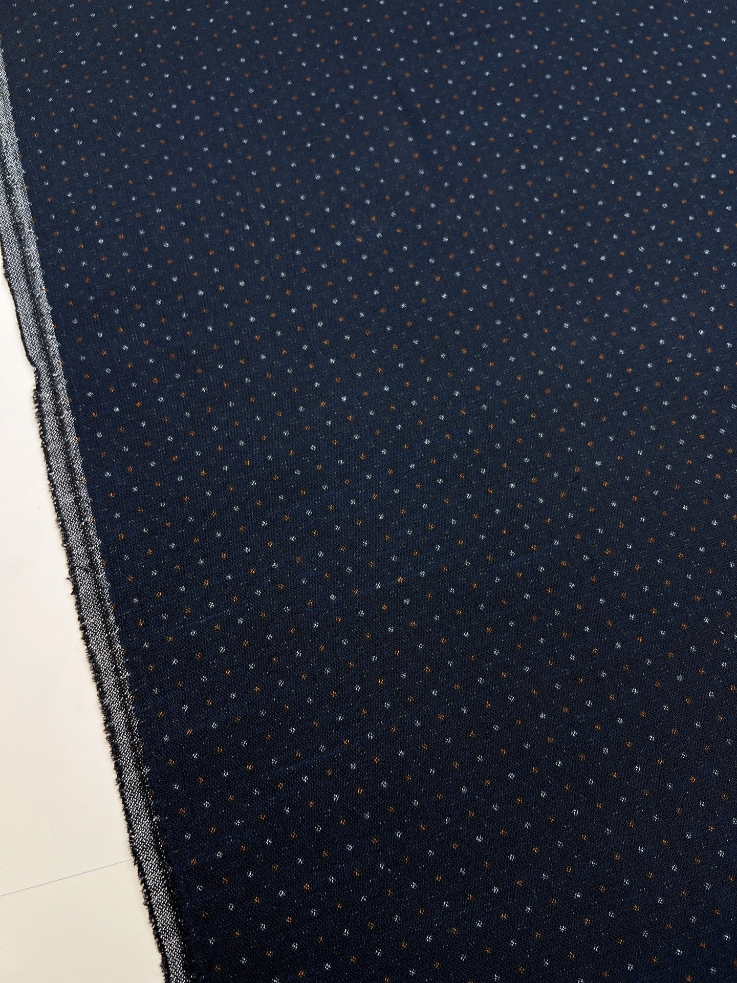 Attēls ar Itālijas vilnas audums tumši zilā krāsā ar smalkiem punktiņiem – pieejams internetā Šarlotes audumi
