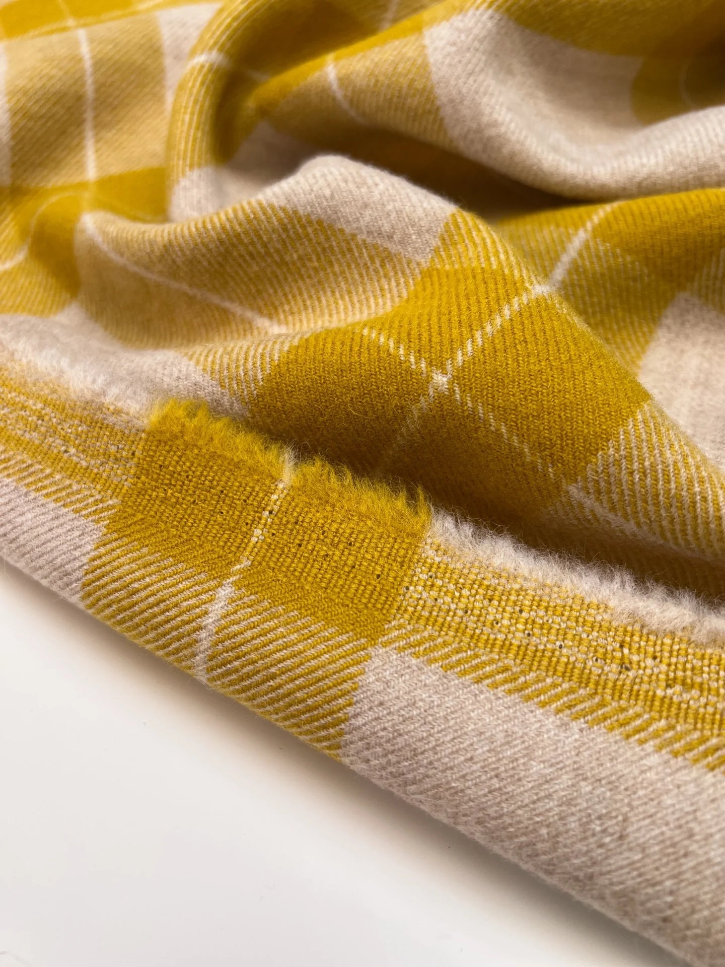 Attēls ar Itālijas vilnas un alpakas audums rūtainā rakstā sinepju dzeltenos toņos – pieejams internetā Šarlotes audumi