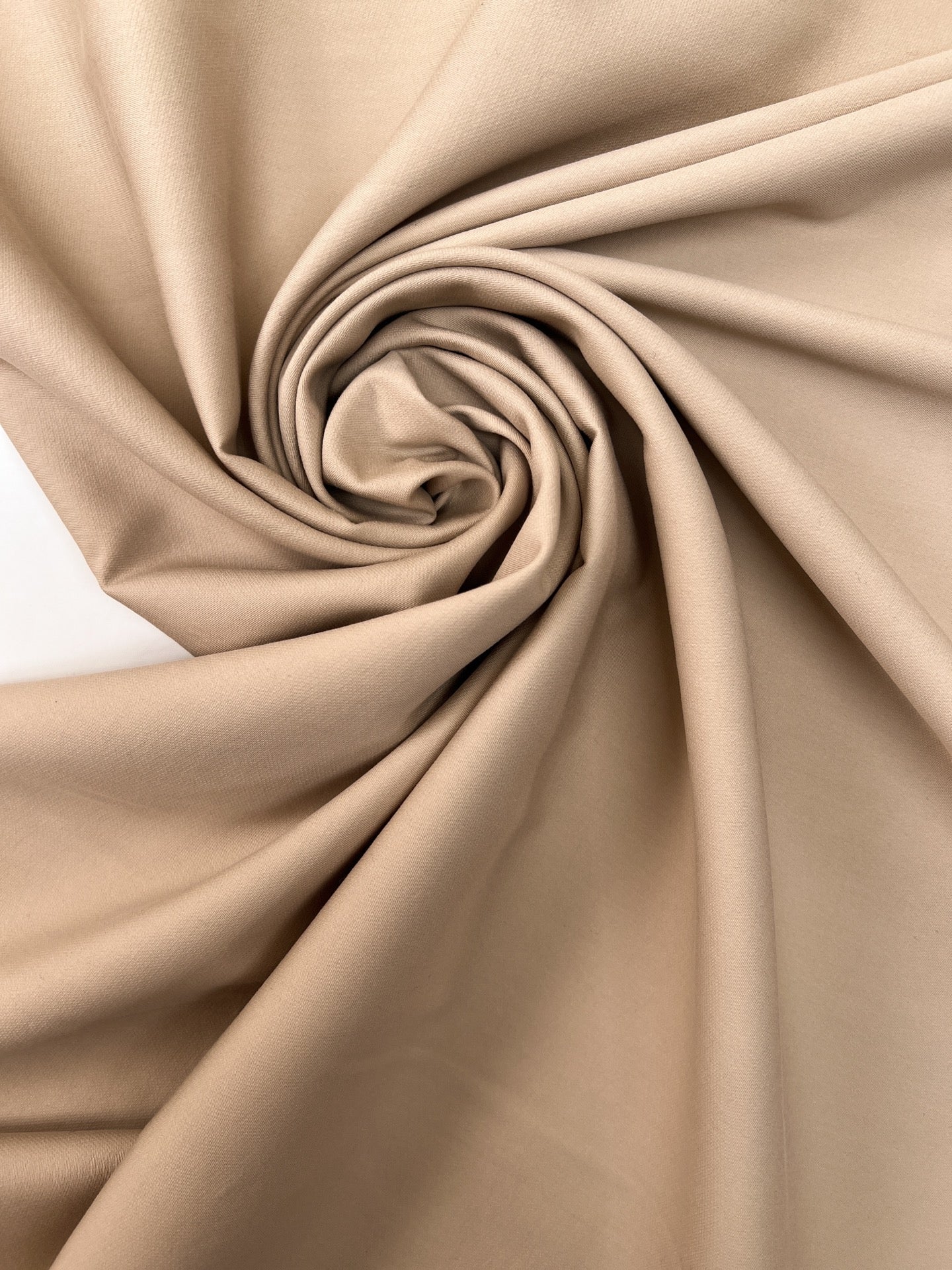 Image du tissu de tailleur en twill de viscose italien – beige | 49% viscose, 40% soie, 11% polyamide | 220 g/m² | 147 cm – disponible chez Šarlotes audumi