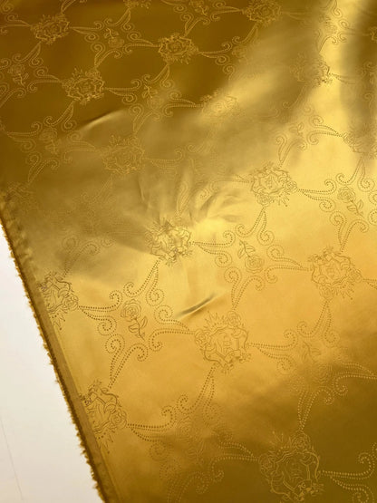 Attēl mit italienischem Viskose-Jacquardstoff in Goldton – online erhältlich bei Šarlotes audumi