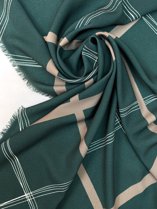 Image of Italian crepe fabric with a geometric pattern | Polyester 94% Elastane 6% | 150 cm – available at Šarlotes audumi