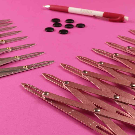 Extendable measuring ruler for positioning buttonholes and buttons Bohin