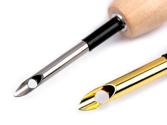 Image of an embroidery needle with a wooden handle (hollow) punch needle Ø3,5 mm / Ø5 mm – available at Šarlotes audumi
