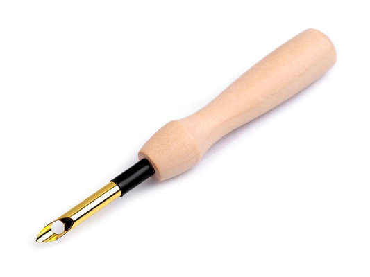Image of an embroidery needle with a wooden handle (hollow) punch needle Ø3,5 mm / Ø5 mm – available at Šarlotes audumi