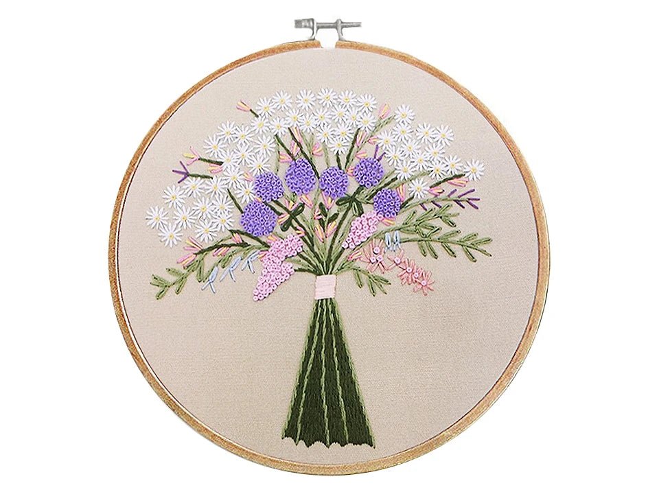 Image du kit de broderie - bouquet de fleurs – disponible chez Šarlotes audumi