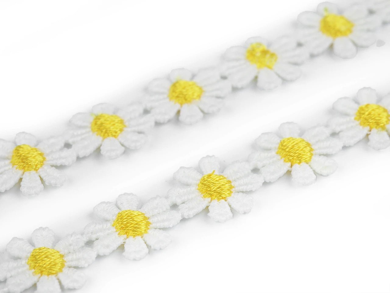Image d’un ruban décoratif brodé à marguerites 15 mm – disponible chez Šarlotes audumi