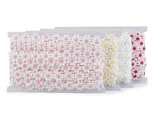 Ruban décoratif brodé à marguerites de 15 mm – disponible en ligne chez Šarlotes audumi