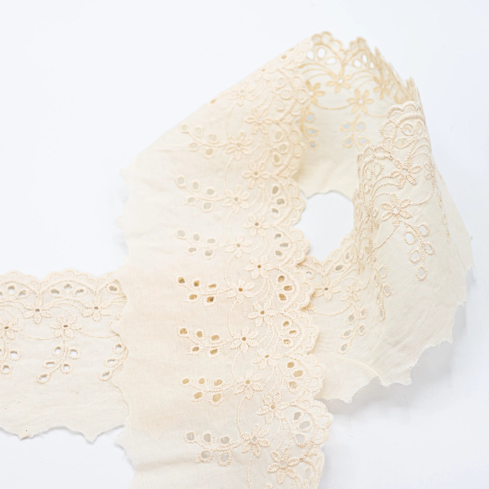 Image avec dentelle brodée en coton 8 cm - crème – disponible chez Šarlotes audumi