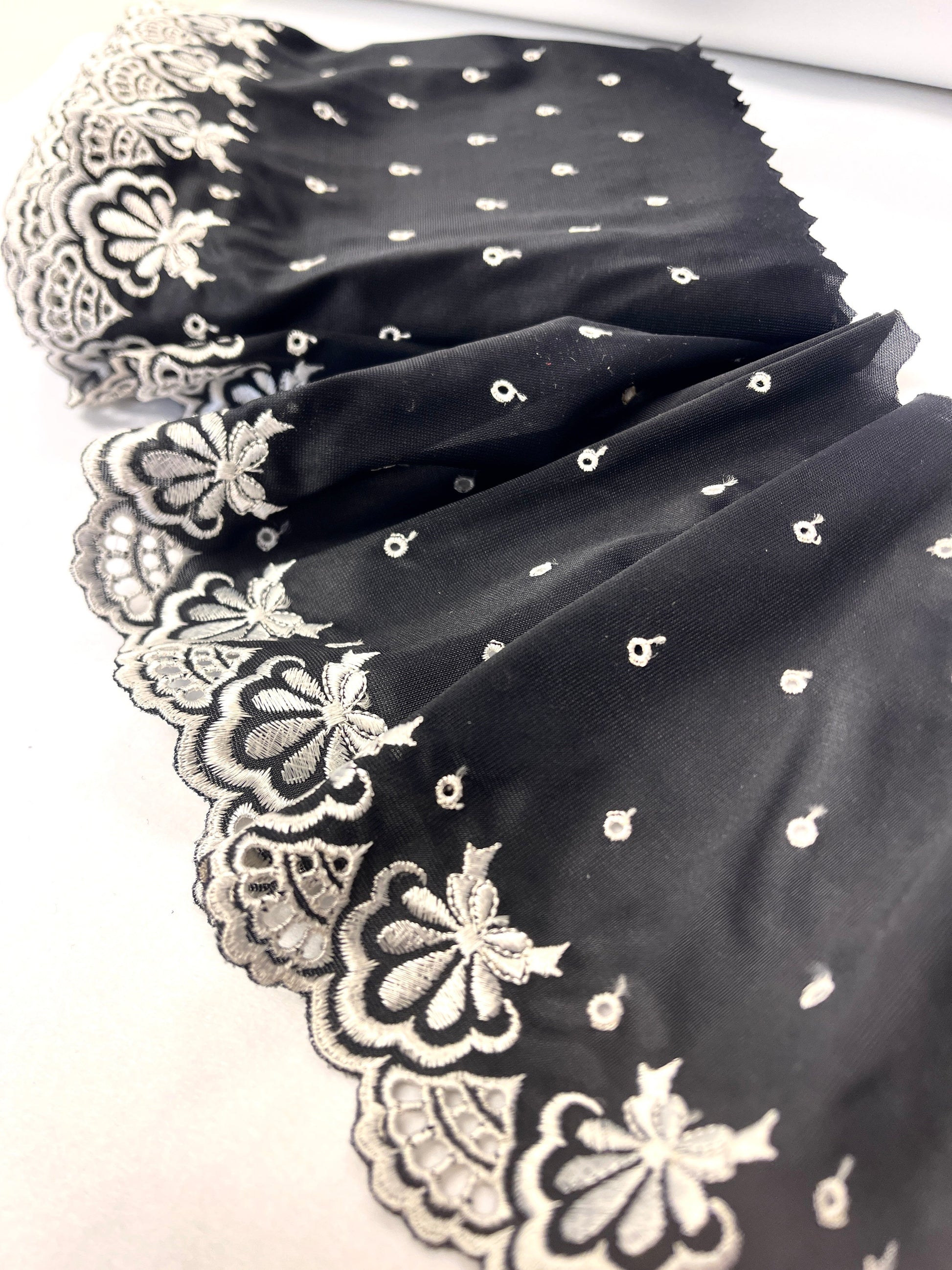 Image avec dentelle brodée de 15 cm - noire avec petites fleurs blanches et des pois – disponible chez Šarlotes audumi