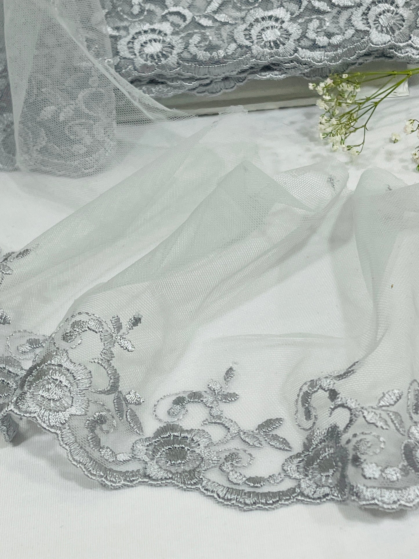 Image de dentelle brodée 15 cm - argent - disponible chez Šarlotes audumi