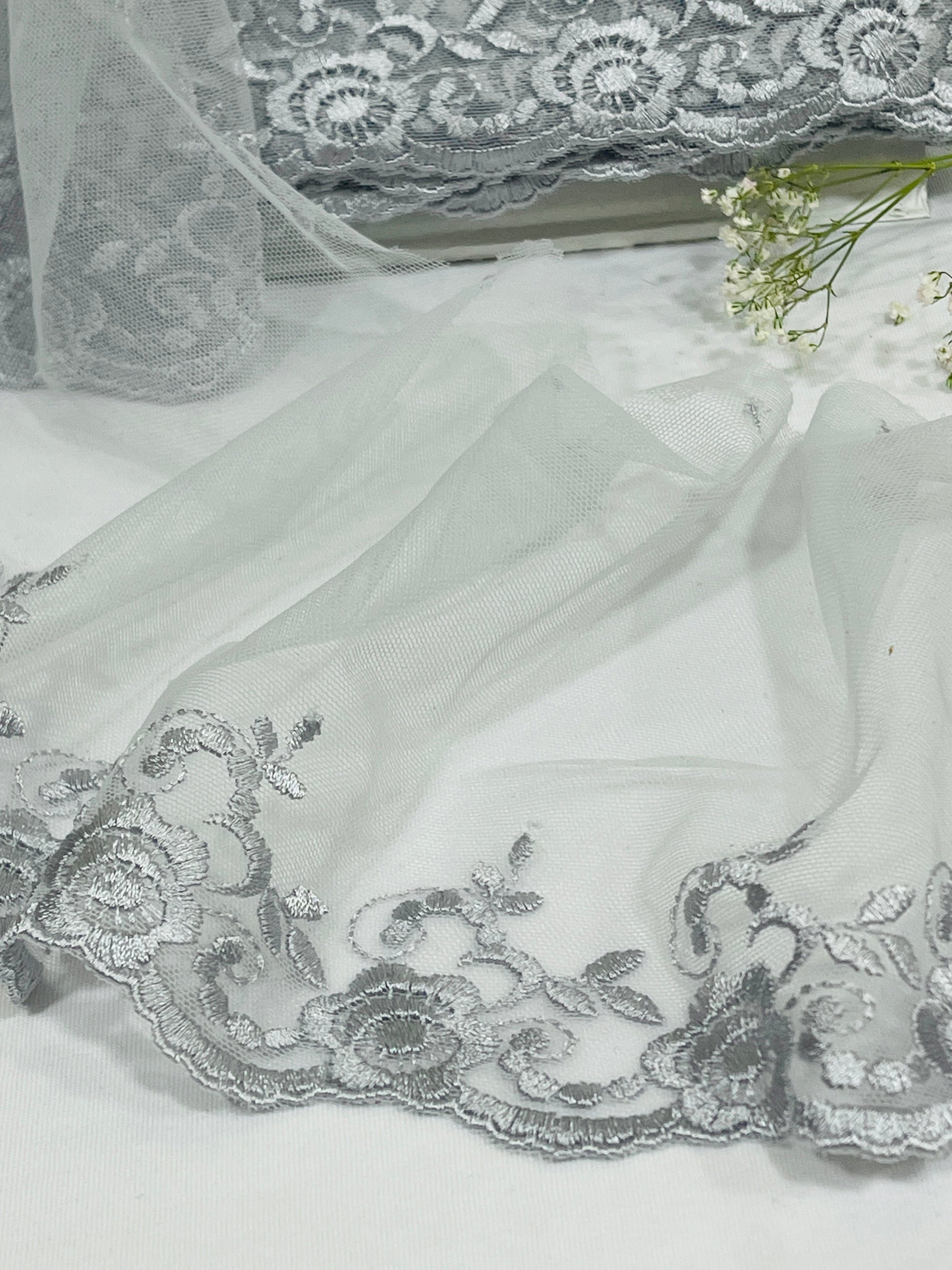 Image de dentelle brodée 15 cm - argent - disponible chez Šarlotes audumi