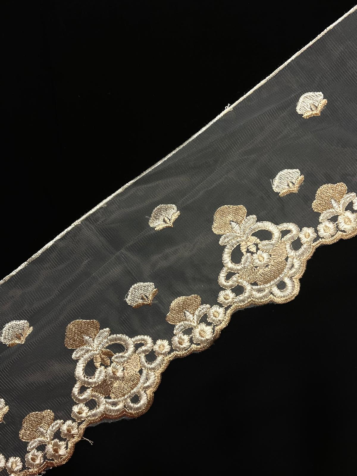 Image avec dentelle brodée – 17 cm, ton champagne avec beige – disponible chez Šarlotes audumi