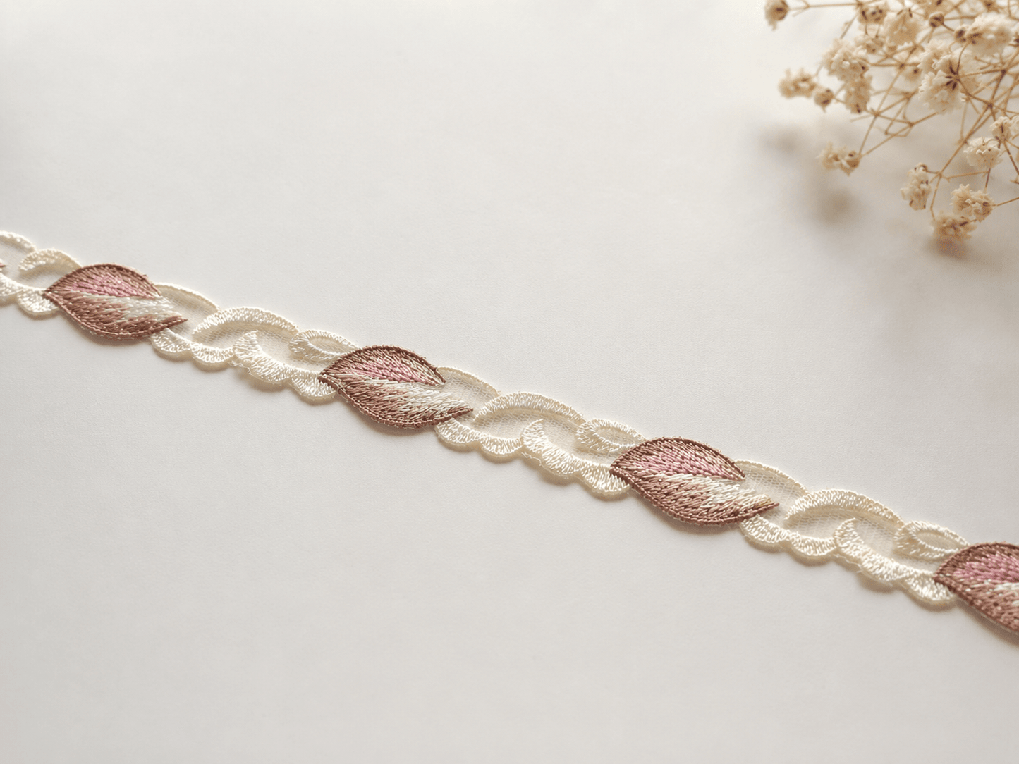 Image avec dentelle brodée 2 cm - feuilles beige et vieux rose – disponible chez Šarlotes audumi