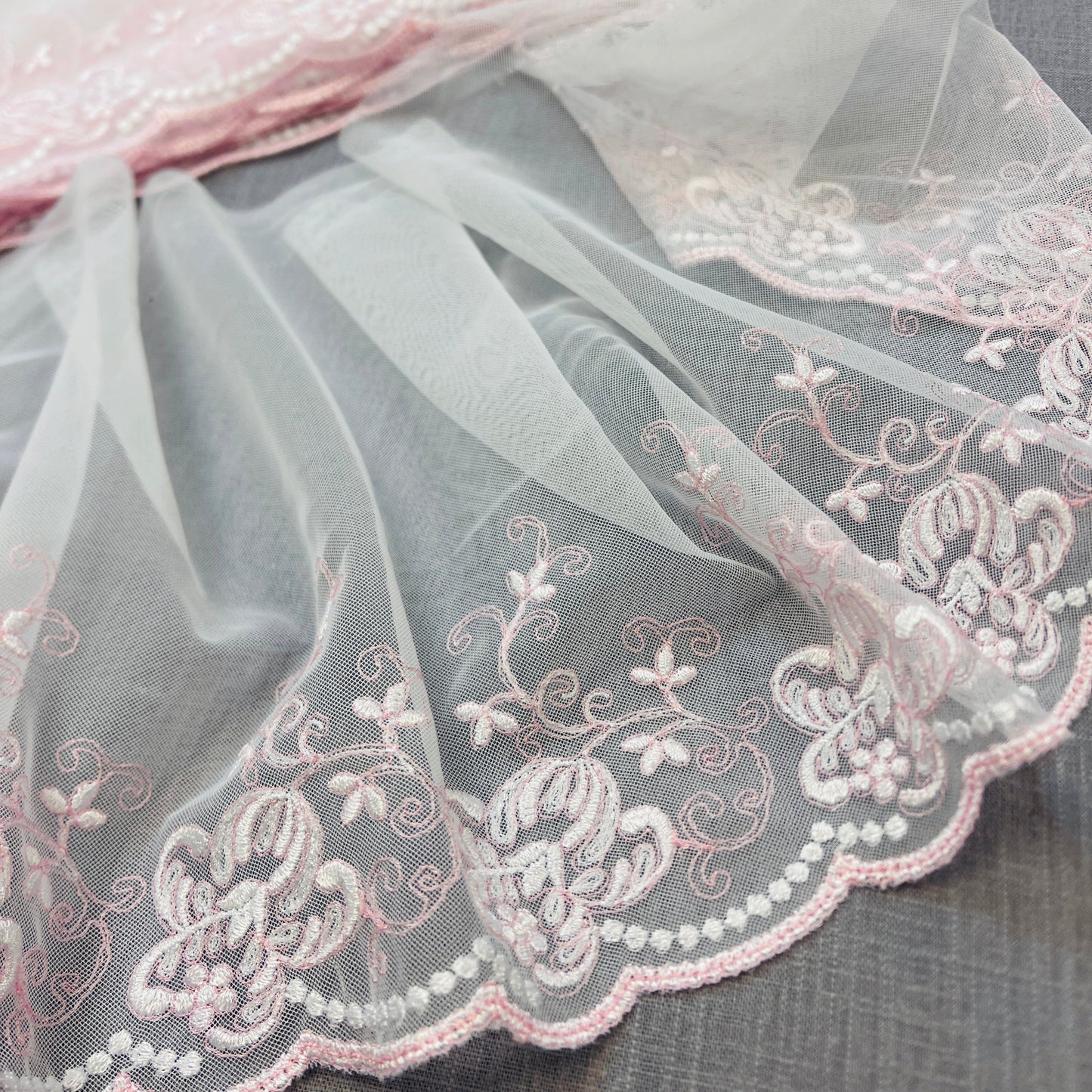 Image de dentelle brodée 20 cm - broderie rose – disponible chez Šarlotes audumi